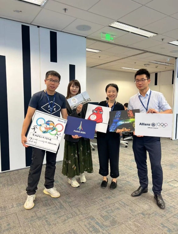 一群人站在一起合影

描述已自动生成