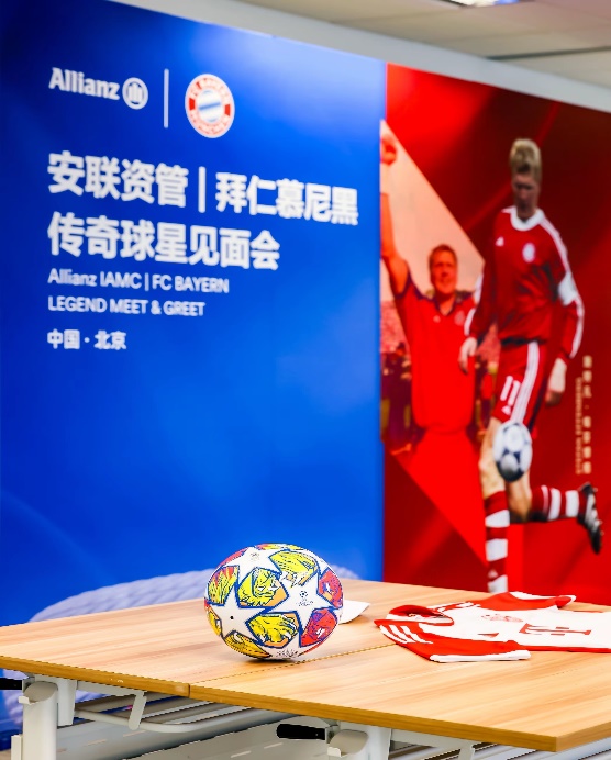 桌子上放着蓝色的卡通人物

中度可信度描述已自动生成