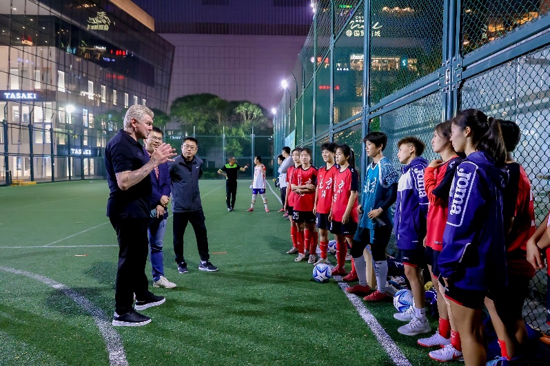 一群人站在草地上

描述已自动生成